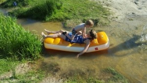 Kinderen in rubberboot